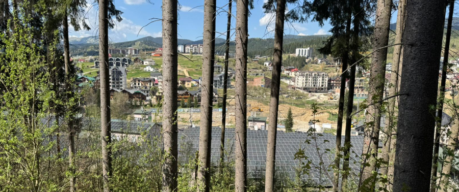 Pe acoperișul parcării nr. 1 sunt instalate panouri solare